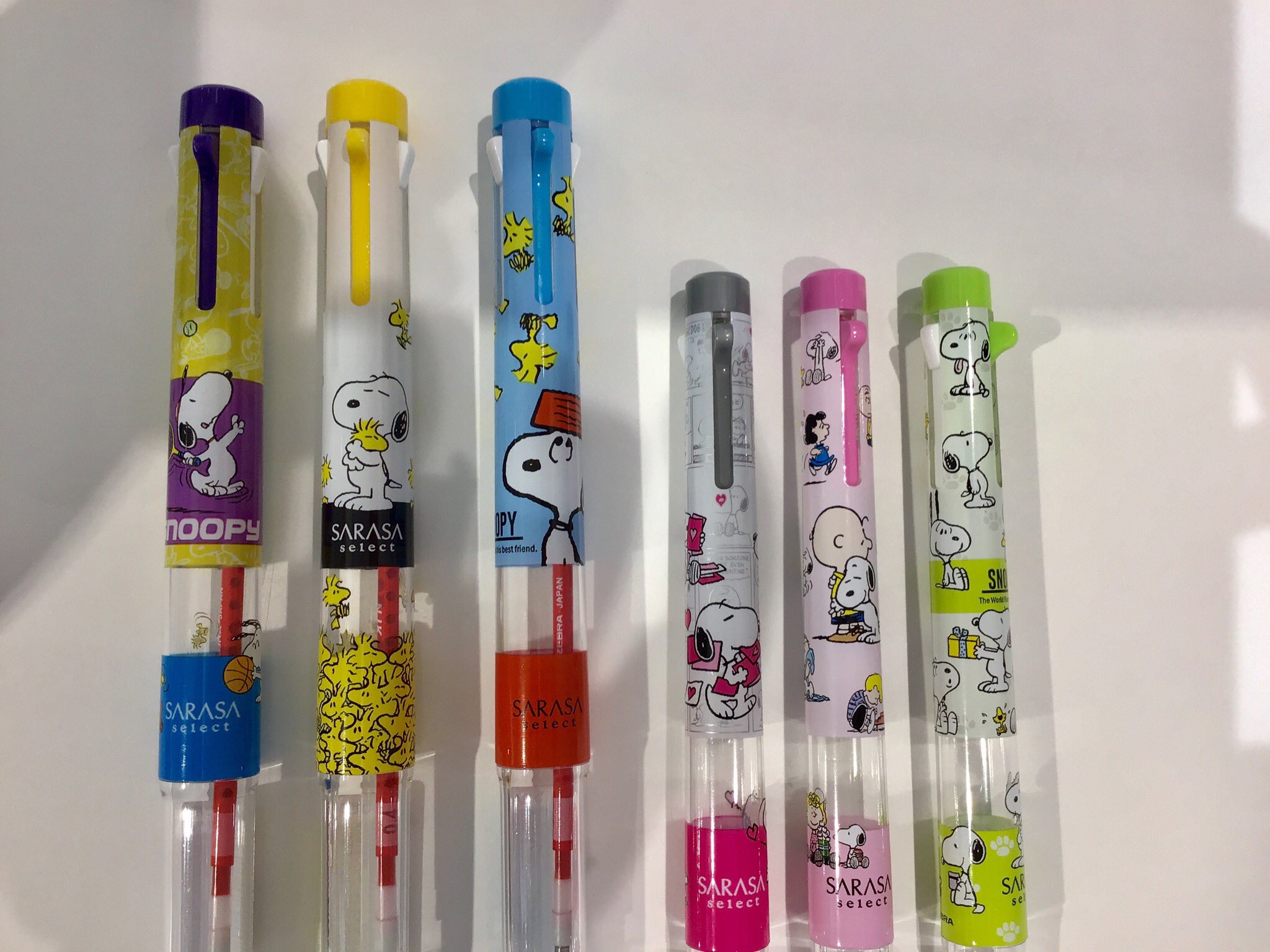 丸善 アトレ大森店 ゼブラ の大人気ボールペン サラサ と サラサセレクト の スヌーピー 柄入荷しました 今回サラサ は香り付き 美味しそうな香りがいっぱいです サラサセレクトはホルダーの透明部分から見えるイラスト入り替芯がとってもキュート