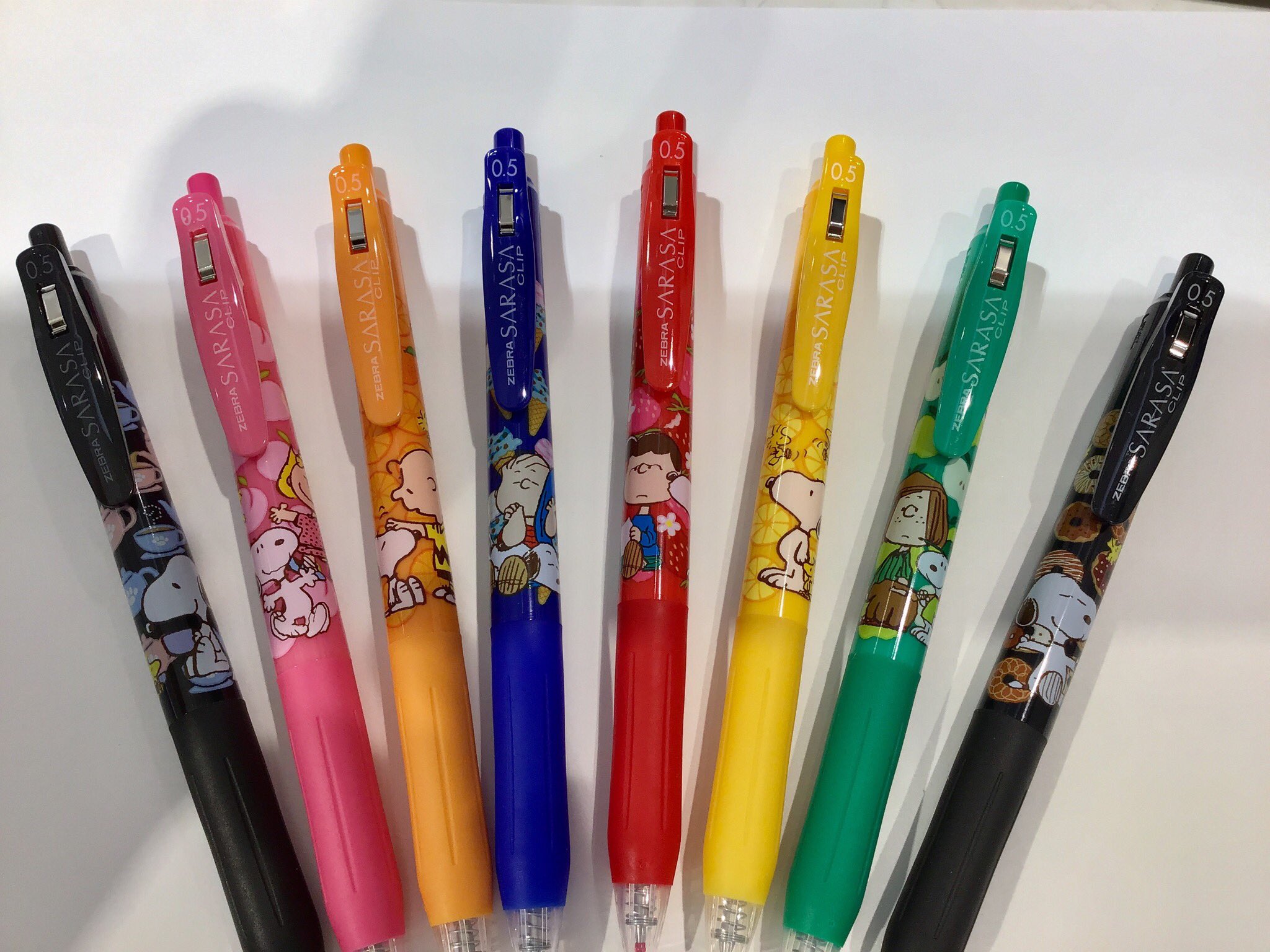 丸善 アトレ大森店 ゼブラ の大人気ボールペン サラサ と サラサセレクト の スヌーピー 柄入荷しました 今回サラサ は香り付き 美味しそうな香りがいっぱいです サラサセレクトはホルダーの透明部分から見えるイラスト入り替芯がとってもキュート