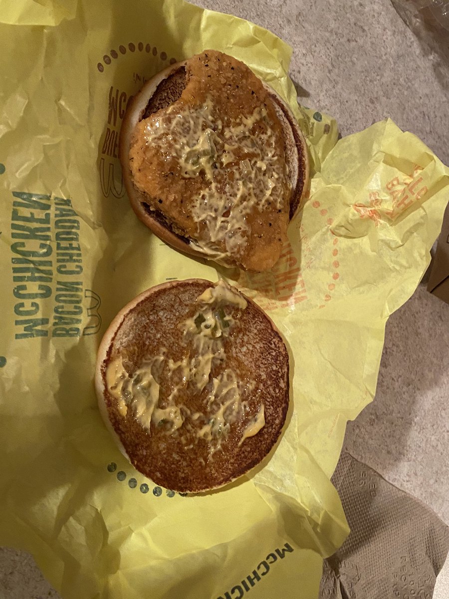 rayofsunshine43's tweet photo. Really @mcdonalds I asked for Mcchicken with Big Mac sauce instead of Mayo instead I got only Big Mac sauce seriously where’s the rest! I don’t pay this much to only get a small dab of Big Mac sauce. I want a refund! #Disappointed #CantDoYourJob even at 10 PM! https://t.co/yUxvqNb2Me