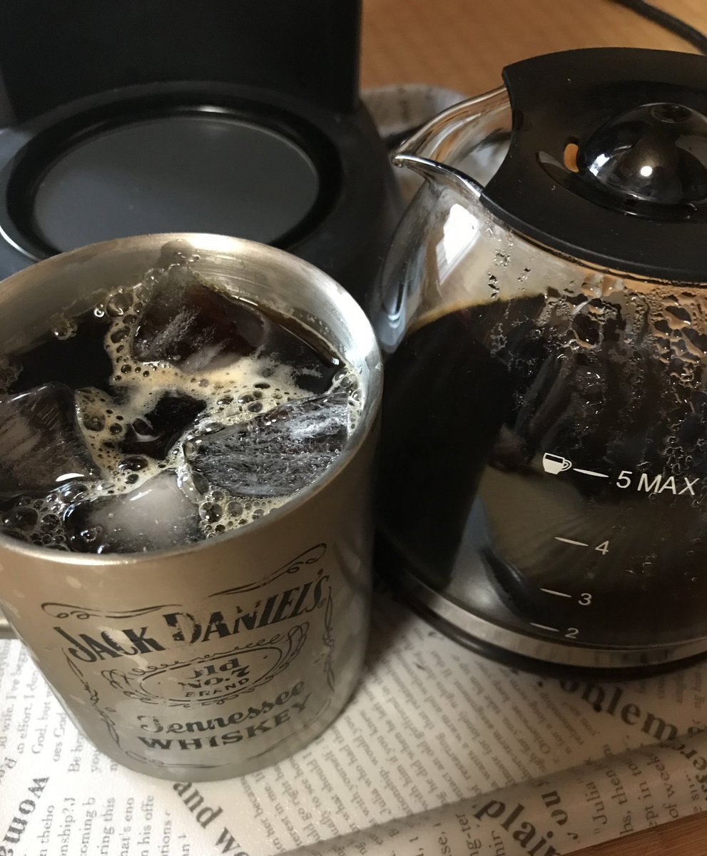 寺生まれのtさん A K A 少し良い豆を使いコーヒーメーカーで濃い目のコーヒーを入れて冷凍庫で冷やしたステンレスカップに氷を敷き詰めて熱々のコーヒーを注ぐ アルフォート をつまみながら昼休憩 美味しい