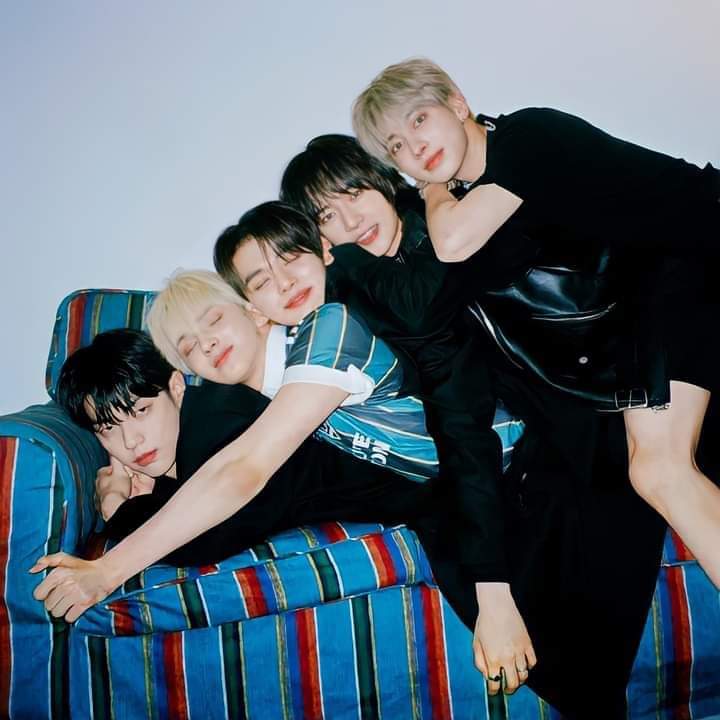 RaeleneMcBee's tweet photo. Let's talk about how lucky #HueningKai is. Also, what's with that look, #Soobin??? 👀
@TXT_members #Weverse_Magazine #TXT #StreamMagic #BEOMGYU #YEONJUN #TAEHYUN https://t.co/8PxEiAECWb