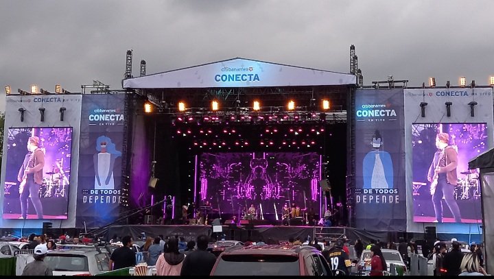 ExaFM's tweet photo. ¡Esa noche si estuvimos ahí! ☺ y les presentamos todo lo que se vivió en el autoconcierto 🚗🚙 de los @AmgsInvisibles 😱 escenario de la curva 4 del Autódromo Hermanos Rodríguez 📍
#autoconcierto #AmigosInvisibles #nuevamodalidad 🎶 https://t.co/pfLPztSOIU