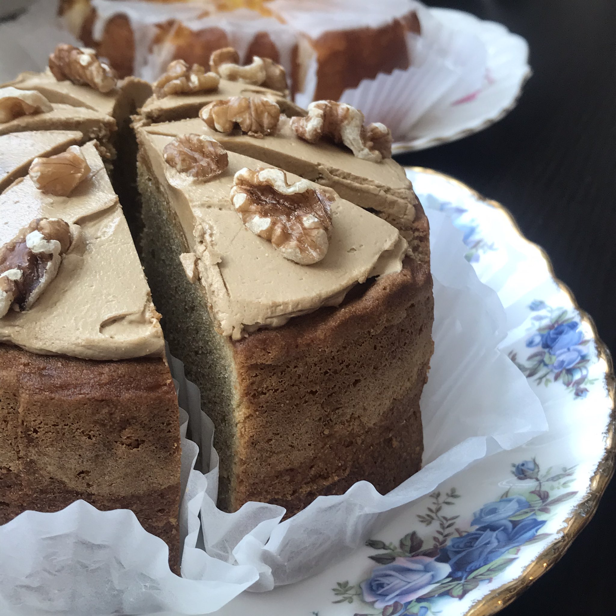 ベリーズティールーム 店内では英国ケーキ の販売をしております 内容は日替わりで 本日はコーヒー ウォールナッツ レモンドリズル エルダーフラワーとレモン ダンディー ヴィクトリアンサンドイッチ お持ち帰りも イートインでもお召し上がり頂け