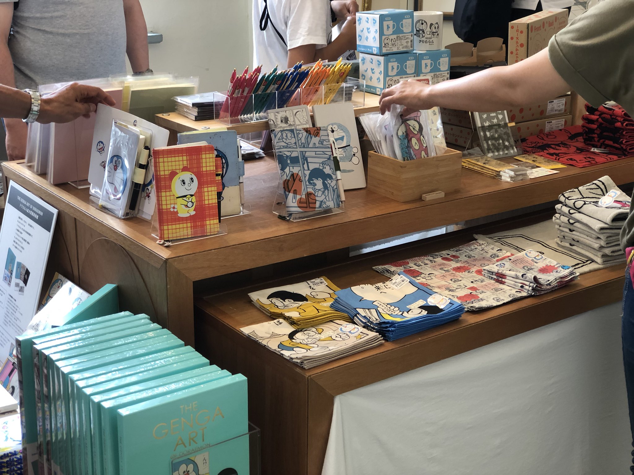 Uzivatel Tobichi京都 Na Twitteru こんにちは ドラえもん 1コマ拡大鑑賞展 早速沢山のお客さまに迫力の原画をじっくり見て頂いたりいろんなグッズに手が伸びたり賑わっています あれ 今日は店内にドラえもんが2人いるのかな 壽ビルの前には青色の紫陽花が Uzivatel Tobichi京都 Na Twitteru こんにちは ドラえもん 1コマ拡大鑑賞展 早速沢山のお客さまに迫力の原画をじっくり見て頂いたりいろんなグッズに手が伸びたり賑わっています あれ 今日は店内にドラえもんが2人いるのかな 壽ビルの前には青色の紫陽花が