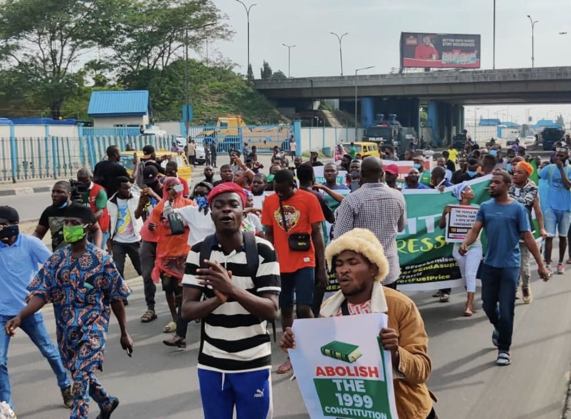 Gistloversblog1's tweet photo. Lagos protesters have been stopped by the police in Ojota #June12thProtest https://t.co/EOWkILQhYo