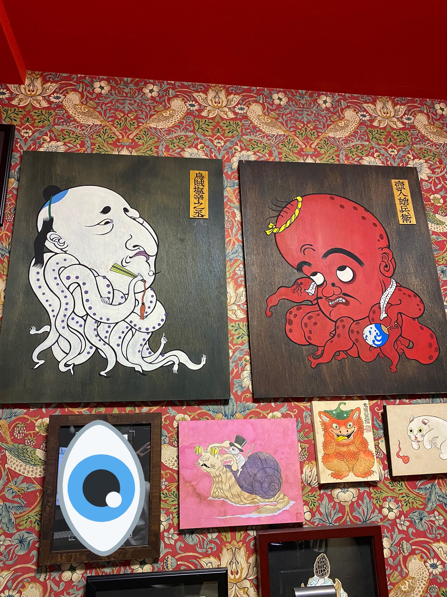 Yuko Higuchi ヒグチユウコ 仕事部屋のひとつ 原画作品収蔵部屋兼パソコン部屋には 石黒亜矢子さんの絵をたくさん飾っている 今スキャンしつつ眺めている かくししたのはパソコン画面がまる写りしていたので 絵は伊藤潤二先生のもの T Co