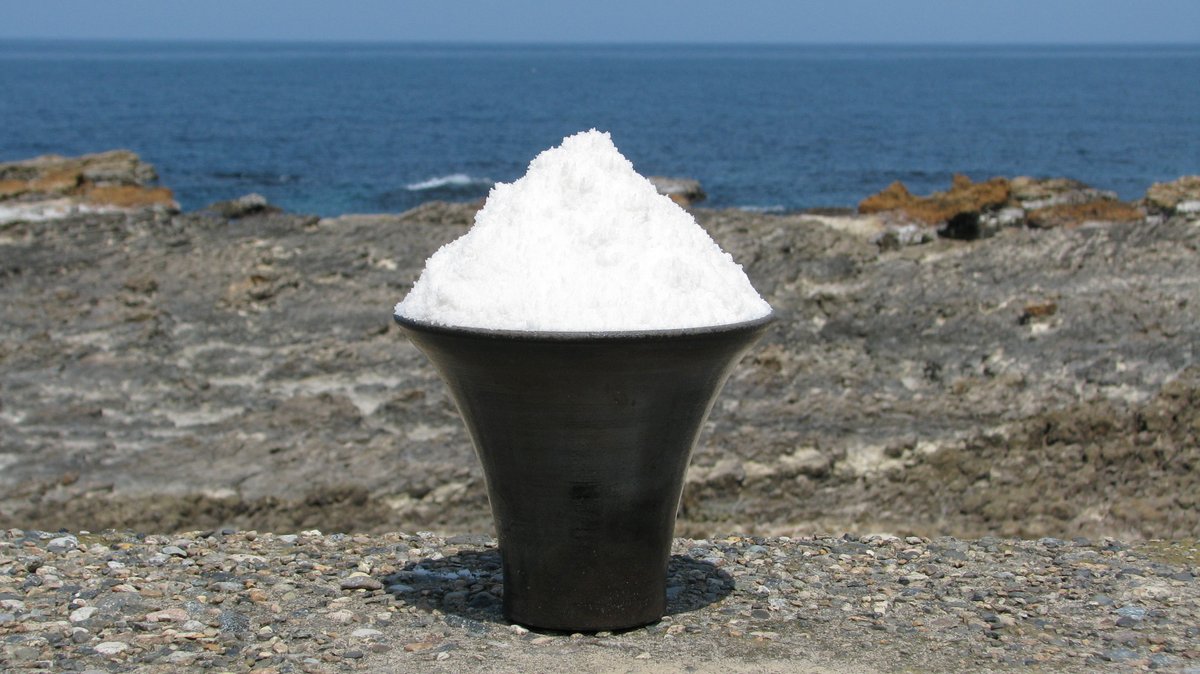 QlipJapan's tweet photo. Experience salt making in the #Noto Peninsula?
#OkunotoSaltFarmVillage in #Ishikawa Pref. is the only place in Japan that uses the traditional #agehama method.
They make salt by taking seawater and boiling it down!
https://t.co/Y1sq0nn2nn
#trip #travel #japan #日本 #旅 #旅行 https://t.co/vBuLsjryED