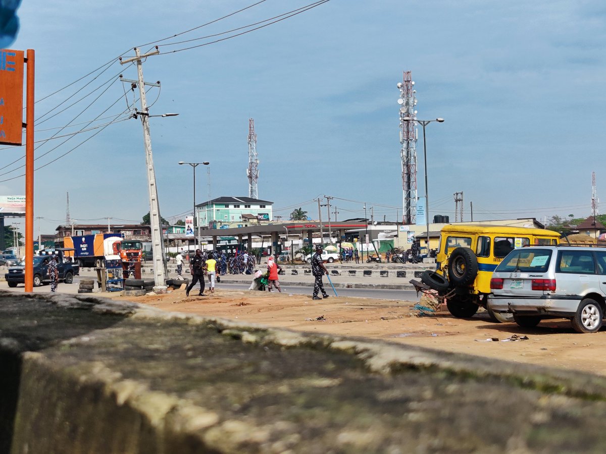 PulseNigeria247's tweet image. Some #June12thProtest protesters have been arrested in Lagos after police dispersed them with tear gas. Officers have taken full control of Gani Fawehinmi Park.