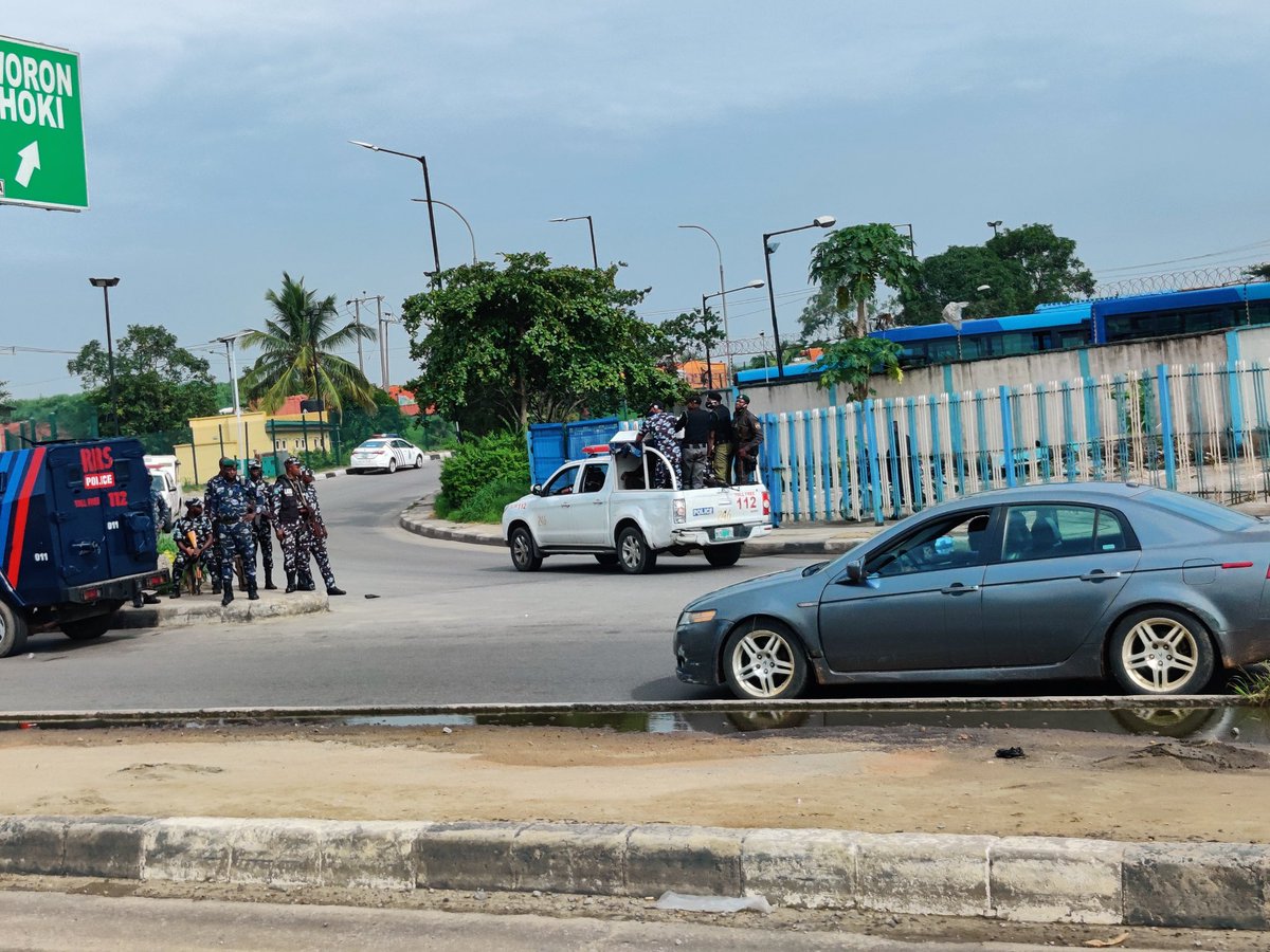 PulseNigeria247's tweet image. Some #June12thProtest protesters have been arrested in Lagos after police dispersed them with tear gas. Officers have taken full control of Gani Fawehinmi Park.