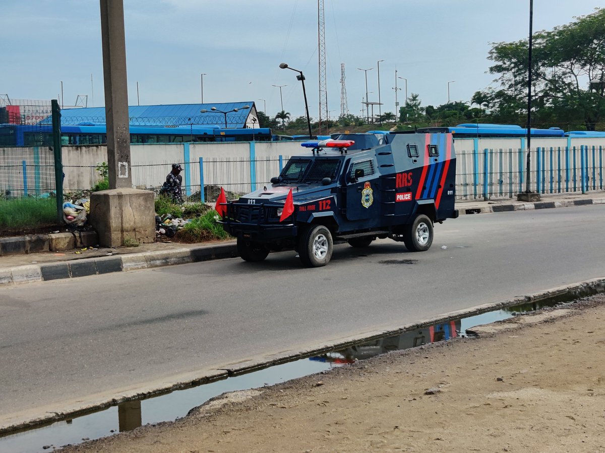 PulseNigeria247's tweet image. Some #June12thProtest protesters have been arrested in Lagos after police dispersed them with tear gas. Officers have taken full control of Gani Fawehinmi Park.