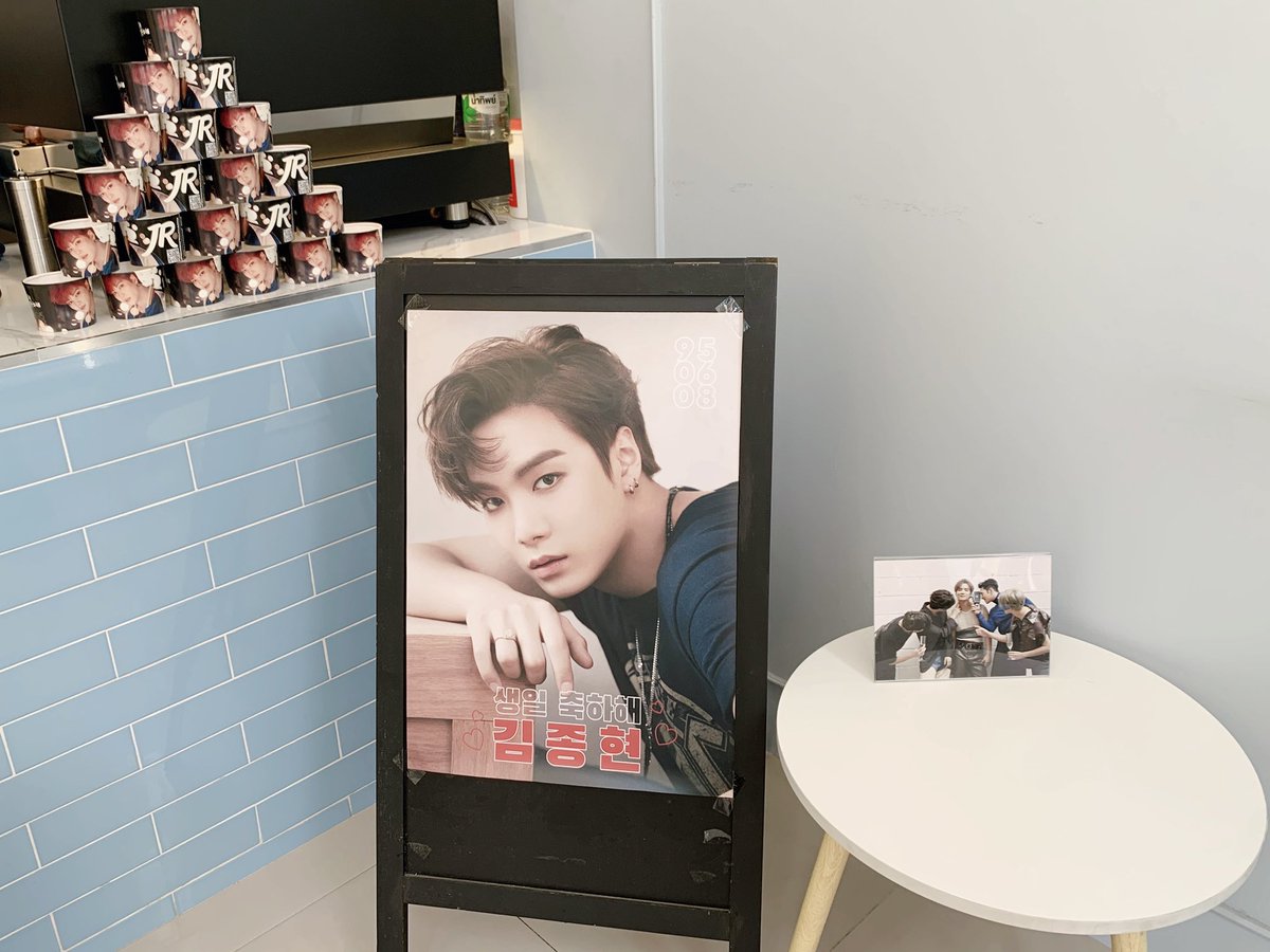 HAPPYLOVEWITHJR's tweet photo. 【 𝗛𝗔𝗣𝗣𝗬 𝗟𝗢𝗩𝗘 𝗪𝗜𝗧𝗛 𝗝𝗥 】

〰️
วันนี้วันสุดท้ายแล้วนะคะ ยังมากันได้ถึง 16:30 น. นะคะ สำหรับ cupsleeve &amp; special set ยังสามารถมาที่ร้านหรือสั่งทาง delivery หลังจากวันนี้ได้นะคะ (รบกวนเช็ควันเปิด-ปิดกับทางร้านก่อนด้วยน้า)

#HAPPY27THLOVEWITHJR https://t.co/V3yPDQKrQS