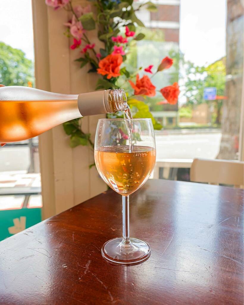 It’s wine o clock every hour down at our Goldhawk Road location. 🍷
Don’t just stop for ice cream, pair it up with a glass of red, white or Rosè.
.
.
.
.
.
#hammersmith #shepherdsbush #westlondon #london #icecream #icecreamshop #brookgreen #brackenburyvillage #wineoclock #win…