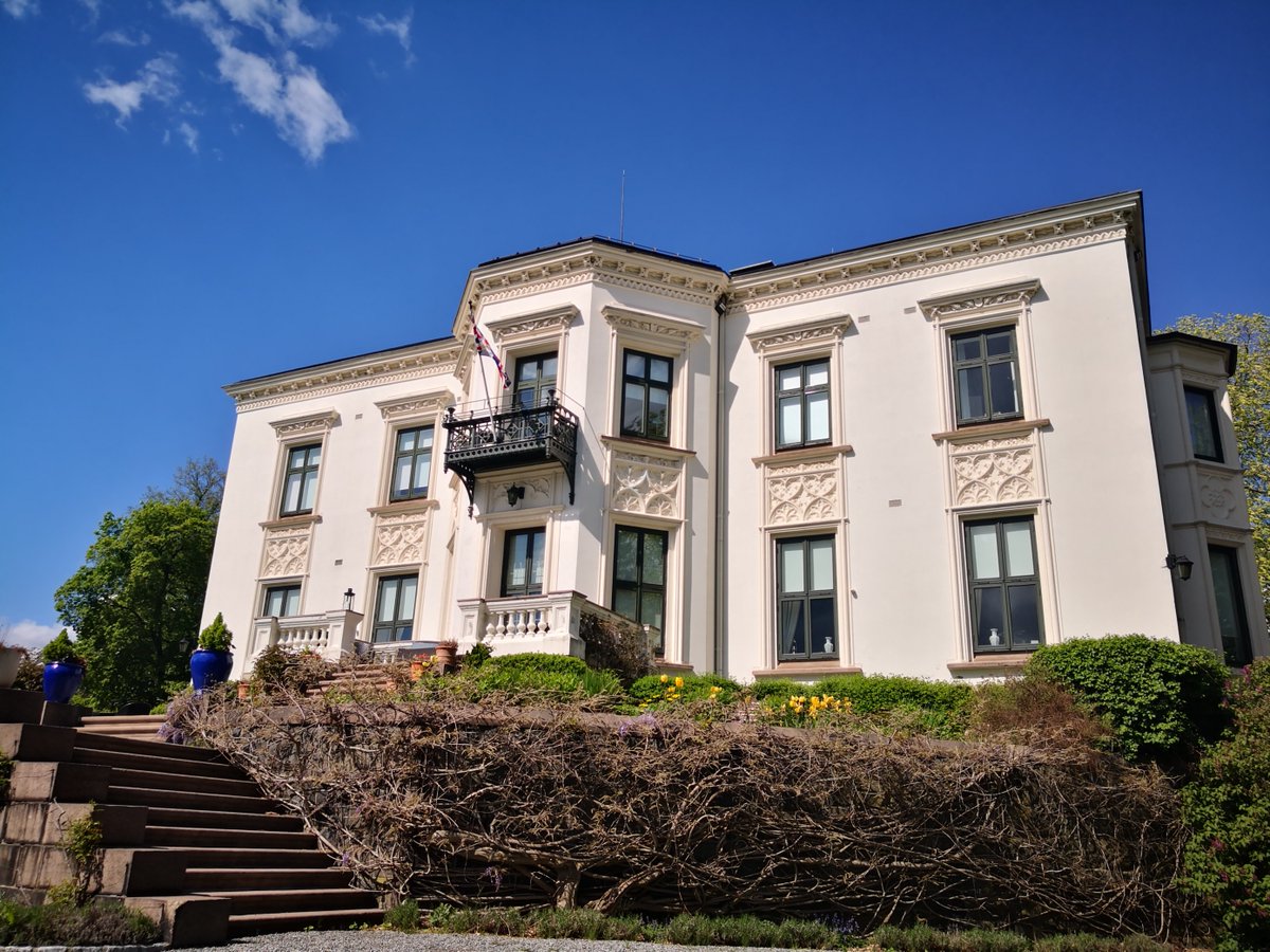 UKinNorway's tweet photo. 🌐 VIRTUAL TOUR 🌐
To celebrate Queen Elizabeth's 95th birthday, we would like to invite you on a #VirtualTour of the Residence of the British Ambassador in Norway!
Discover over 100 years of 🇬🇧🇳🇴 history: https://t.co/2g5rpQGvDK
#UKandNorway #SharedHistorySharedFuture https://t.co/6eubKAltbu