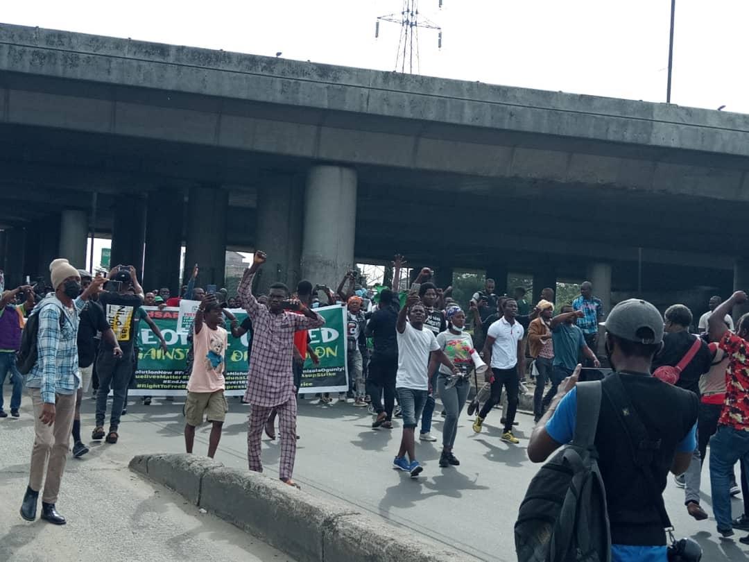MobilePunch's tweet photo. PHOTOS: Protesters Arrive At Gani Fawehinmi Park In Lagos https://t.co/a1nqZW4yg4