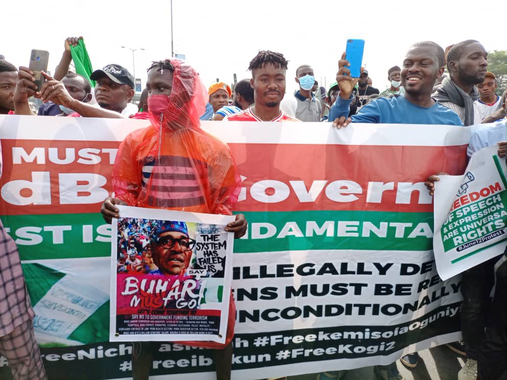 SaharaReporters's tweet photo. PHOTONEWS: #June12thProtest Hits Lagos As Demonstrators Chant #BuharMustGo https://t.co/QRLHbH3j2C