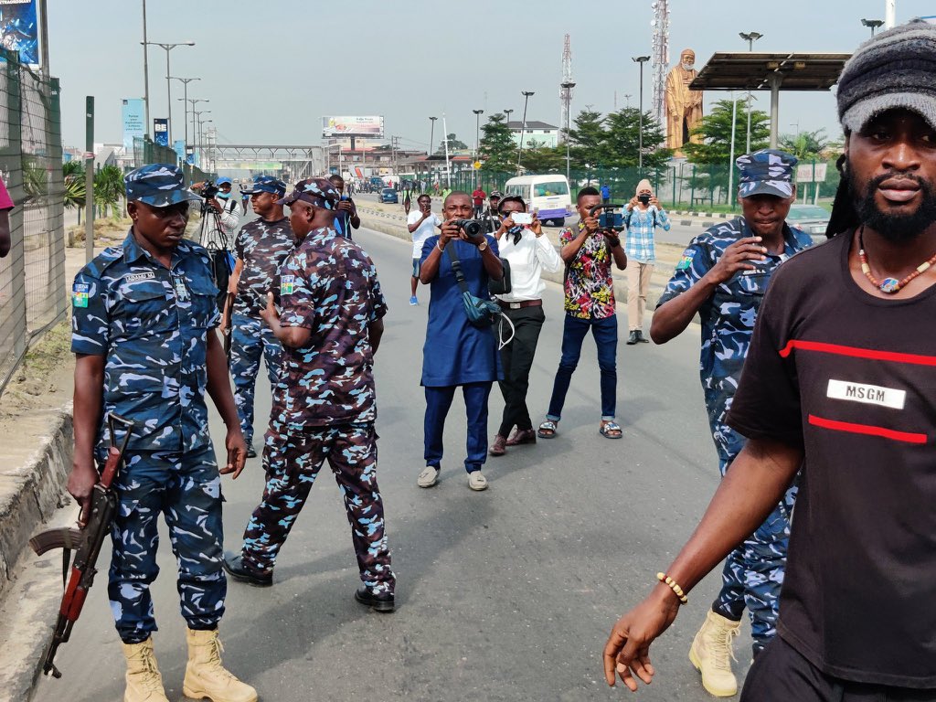 ChumaNzeribe's tweet photo. The young people of Nigeria have the exclusive right to protest for their rights and good governance and an end to police brutality.  The @PoliceNG should rather protect the rights of citizens to protest instead of attacking them . #KeepitOn #June12Protest #EndBadGovernance https://t.co/oYuyWuHTkQ