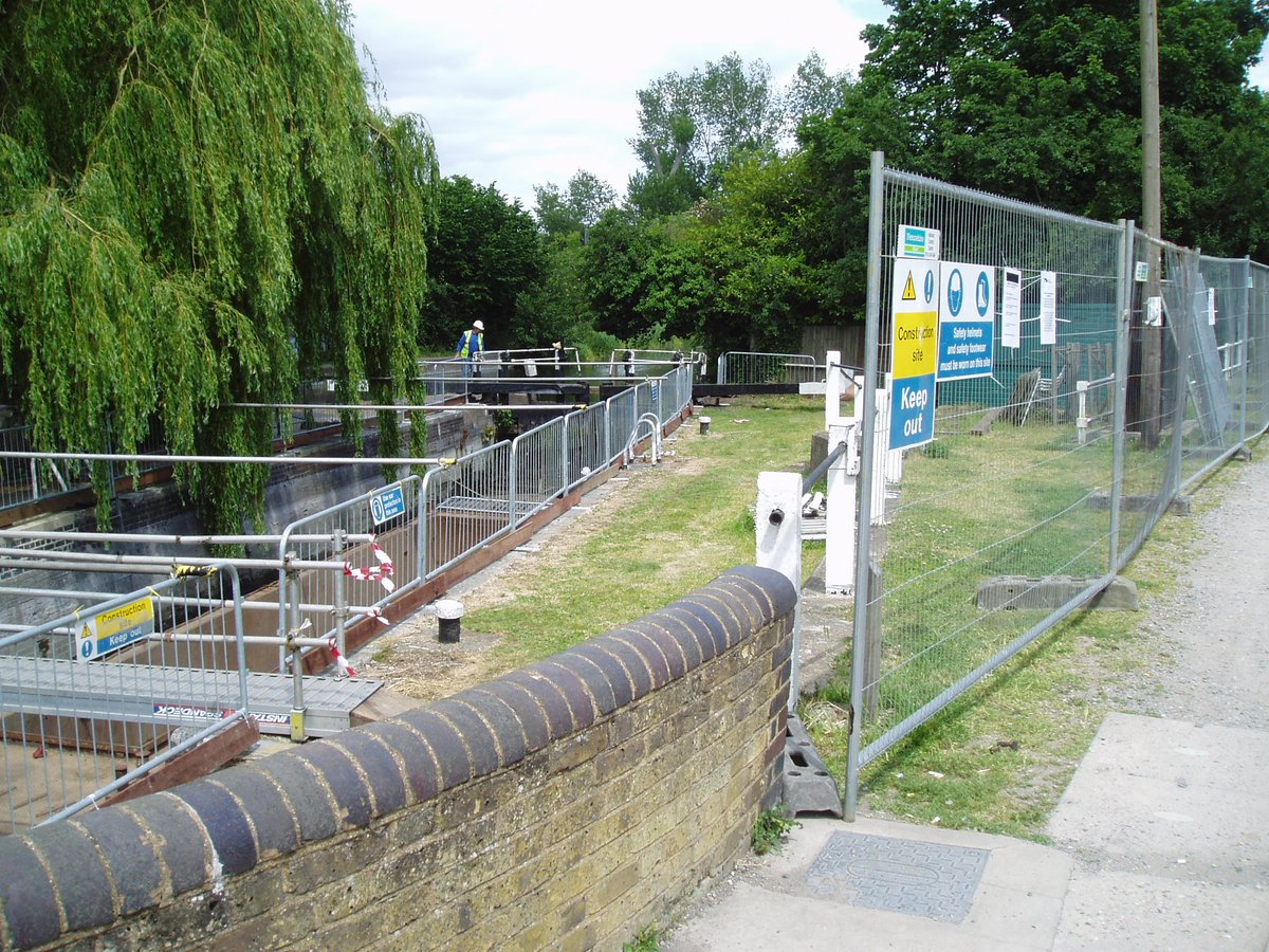 retired_tom's tweet photo. From my archives 

#June 2005

#CanalRiverTrust #GrandUnionCanal 

This day in 2005 we were preparing for an unusual #Summer #Stoppage #Batchworth #ChessLock 

#Canals &amp; #Waterways can provide #Peace &amp; #calm
for your own #Wellbeing #Lifesbetterbywater https://t.co/EMzyw5WbA8