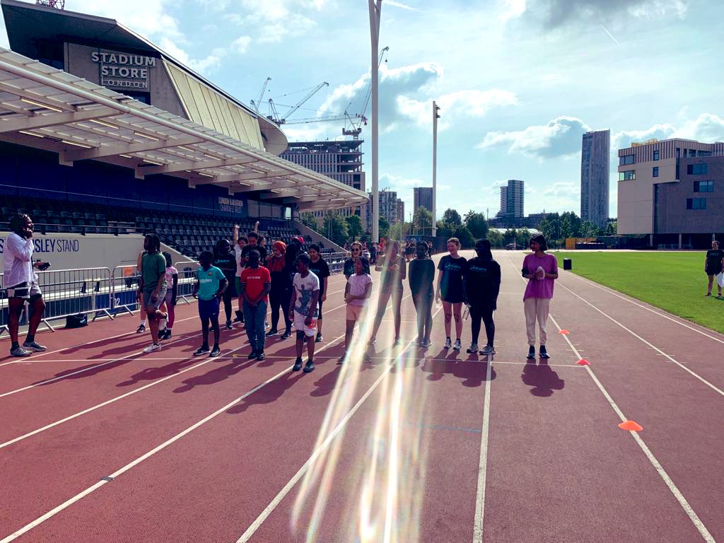 LondonStadium's tweet photo. This morning we welcome @The_Outrunners to the London Marathon Community Track for their charity fundraising fun runs! 

The @The_Outrunners are open to all young people in Hackney - you can read more about the great work they do in the community via their website 🏃🏿🏃🏽‍♀️🏃🏻‍♂️🏃🏼‍♂️🏃🏾‍♀️🏃🏽‍♂️ https://t.co/5aRTYDUqF8