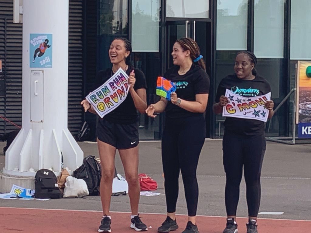 LondonStadium's tweet photo. This morning we welcome @The_Outrunners to the London Marathon Community Track for their charity fundraising fun runs! 

The @The_Outrunners are open to all young people in Hackney - you can read more about the great work they do in the community via their website 🏃🏿🏃🏽‍♀️🏃🏻‍♂️🏃🏼‍♂️🏃🏾‍♀️🏃🏽‍♂️ https://t.co/5aRTYDUqF8