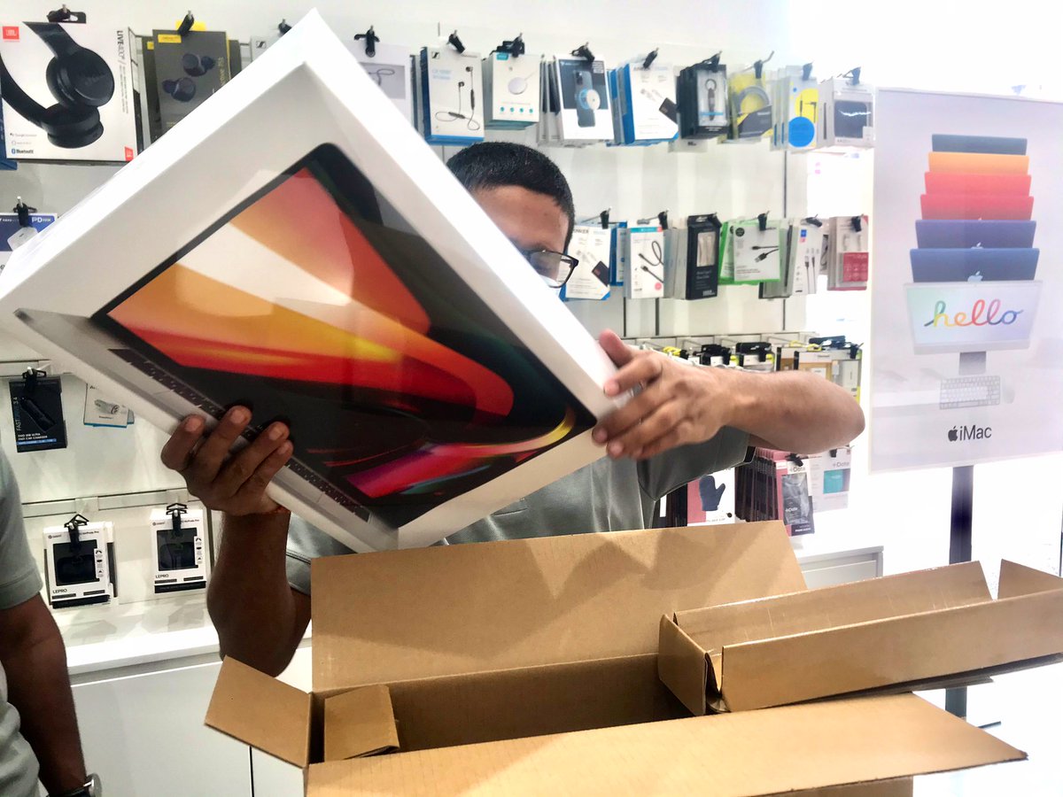 syudoing's tweet photo. macが壊れたので新しいmacをインドで購入したんですけど、クレジットカードで空気抜くし、デスクトップのカスタムを彼好みに勝手に設定されてインドっぽくてすごい好きでした https://t.co/N9OGmORru9