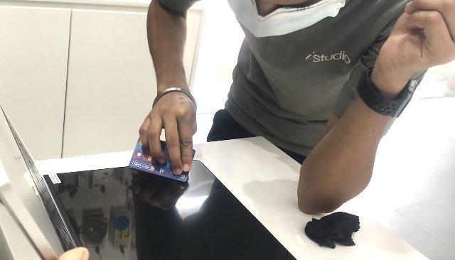 syudoing's tweet photo. macが壊れたので新しいmacをインドで購入したんですけど、クレジットカードで空気抜くし、デスクトップのカスタムを彼好みに勝手に設定されてインドっぽくてすごい好きでした https://t.co/N9OGmORru9