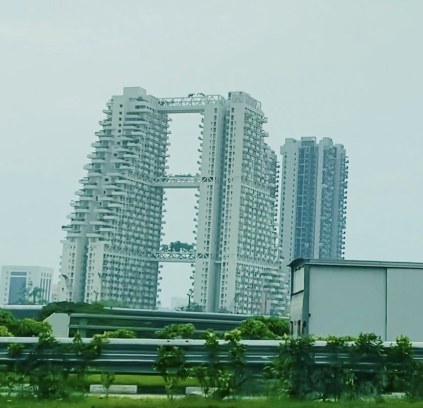 175thbigcountry's tweet photo. Sky Habitat @ Bishan is an architectural wonder https://t.co/xzzyTZ6YBR
