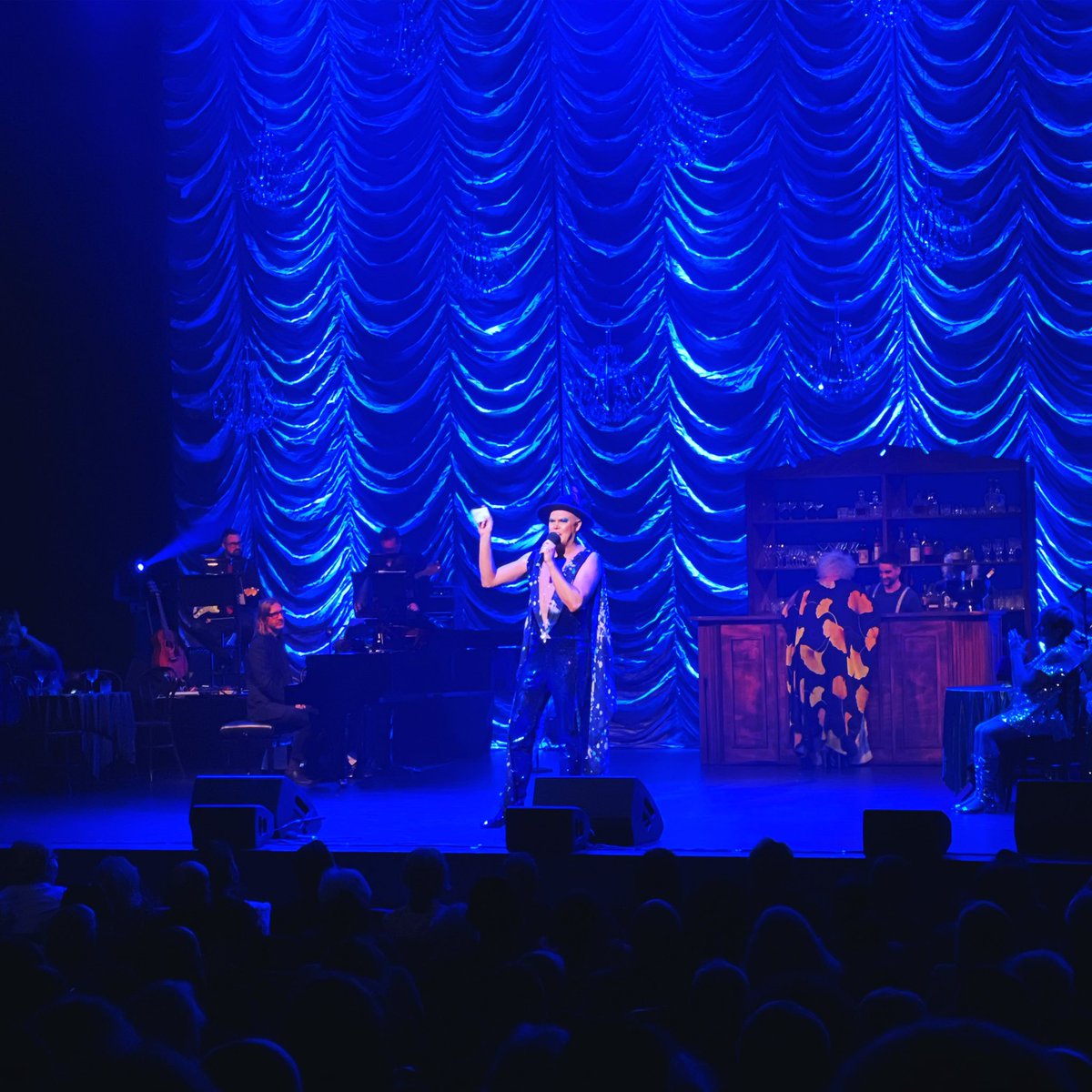 AngieMcBride's tweet image. Brilliant start to @adelaidecabaret @AdelaideFesCent @Alancumming with the Variety Gala! Outstanding host @Accordionhans + some amazing acts performed too.  Until 26th June. Don’t miss it #adelaide !!adelaidecabaretfestival.com.au #maskson #adlcabfest #gala #cabaret