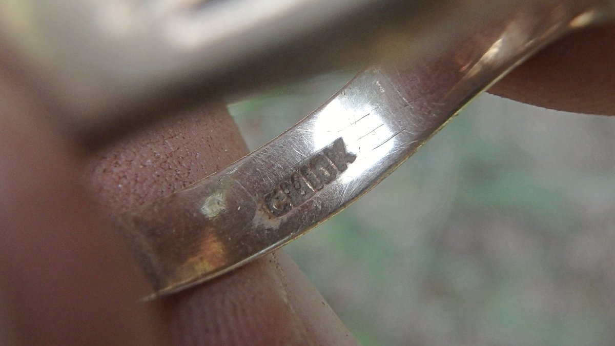 sluicelee's tweet photo. Jason digs a gold ring! #metaldetecting #goldring #signetring #10k #cm10k #mxsport #whitesmxsport #happyhunting https://t.co/8g3S9EzvPZ
