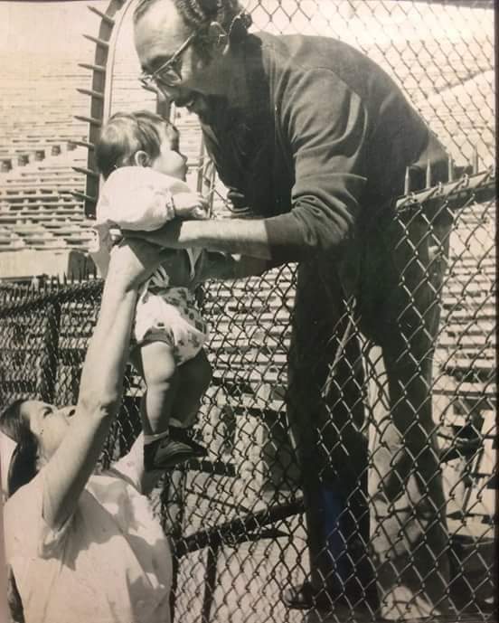 Esta fotografía fue publicada en la portada del diario La Prensa, el día lunes 5 de noviembre de 1973.

El texto que acompañaba a la foto decía: 

"Un prisionero del Estadio Nacional recibe de manos de una enfermera de la Cruz Roja a su pequeña hija a través de la reja.