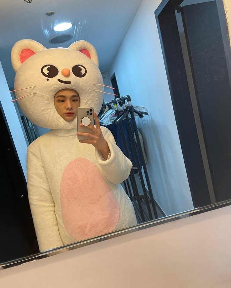 revkpop's tweet photo. Hyunjin nunca debio de pedir dilculpas el rumor es falso, pero porque lo hizo claro fue por la empresa no sabe tomar cartas en el asunto son más de 4 meses que no saben de el no sabemos si realmente está bien, JYPE es un ejemplo de como trata mal a sus artistas 
#WeMissHyunjin https://t.co/JVR6trQ42T