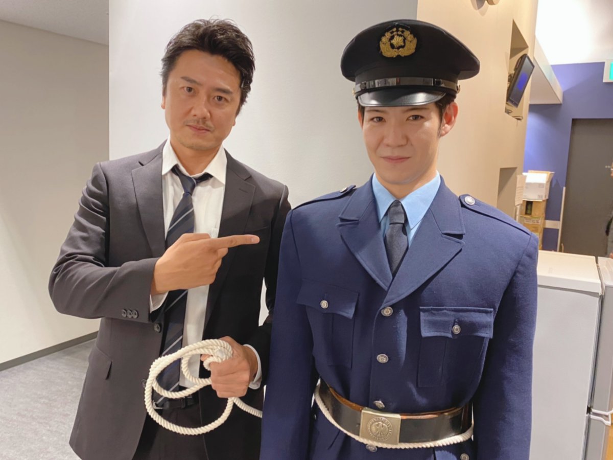 sumaho_STAGE's tweet photo. 👮こちら #スマ落捜査 本部

なぜか、三浦警察官が後藤刑事に捕らわれていました。
「お前も犯人の気持ちを知ってみろ!」と後藤刑事。
さすが、頭よりひらめ筋を使って捜査する情熱のデカ!
身体で覚えさせるという教育スタイルです。

舞台 #スマ落 https://t.co/Wnoov9NbPK
#原田龍二 #三浦修平 https://t.co/jsGyKyLp9j