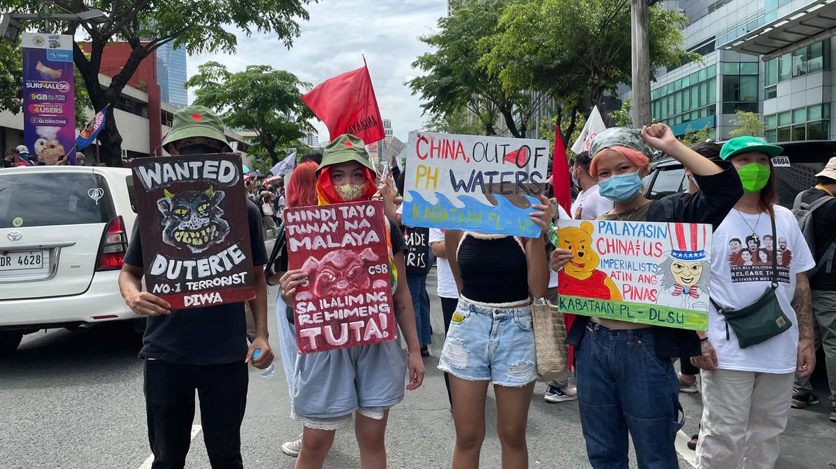 LFSBenilde's tweet photo. Pinagpapatuloy ng mamamayang Pilipino ang laban ng mga bayaning nag-alay ng kanilang buhay para ipagtanggol ang ating mga karapatan at soberanya laban sa mga imperyalista!

ATIN ANG PINAS! PABAGSAKIN ANG TRAYDOR NA REHIMENG DUTERTE!

#AtinAngPinas
#DuterteWakasan https://t.co/K8NsLYnMaH