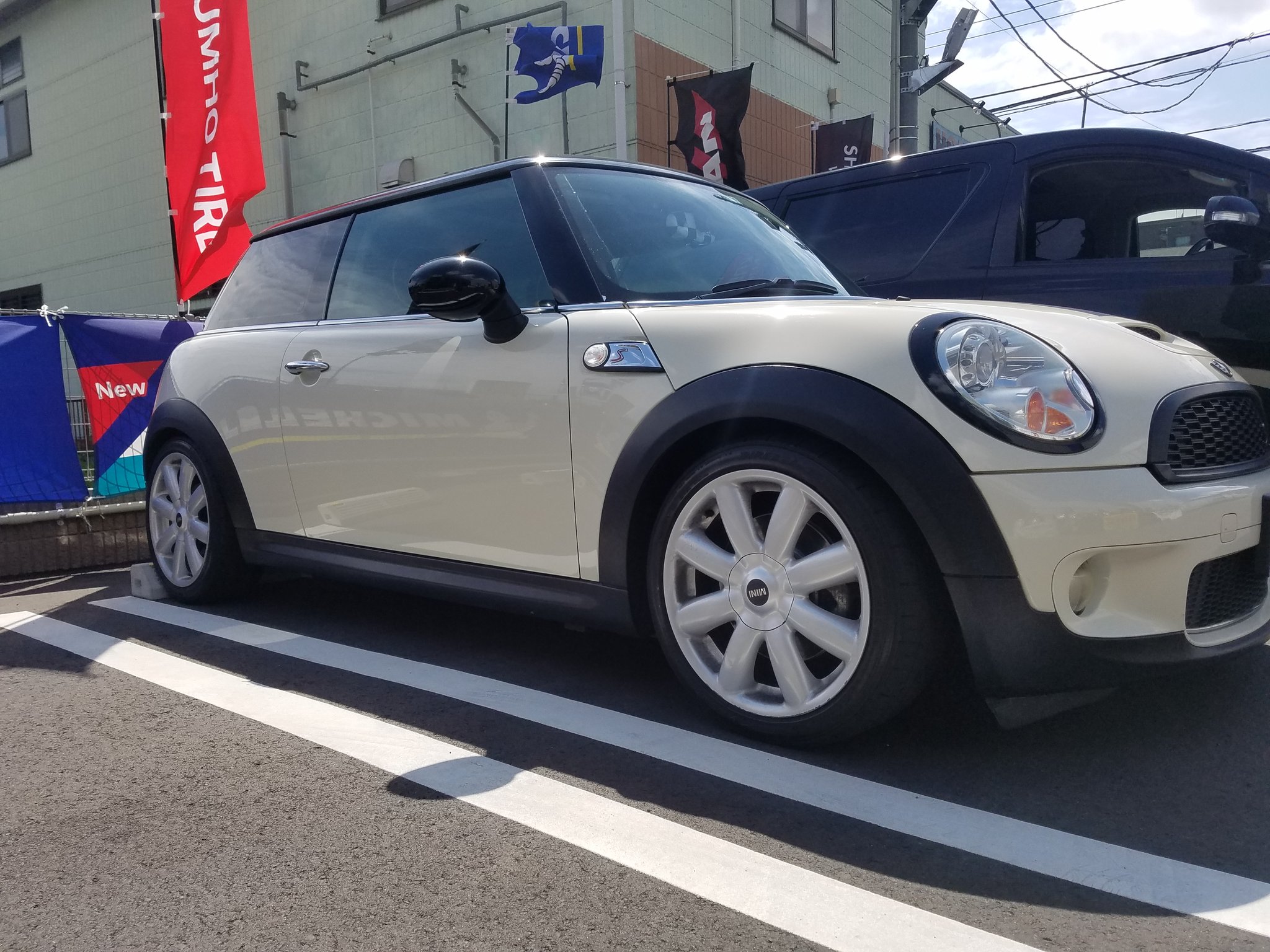 嘉衛門 嘉衛門 横浜青葉店です ミニクーパーs ホイール交換いたしました デザイン カラーリング変更するとお車が変わったようになりますね ミニ ミニクーパー Mini タイヤホイール タイヤ交換 限定車純正 17インチ 嘉衛門 横浜市青葉区