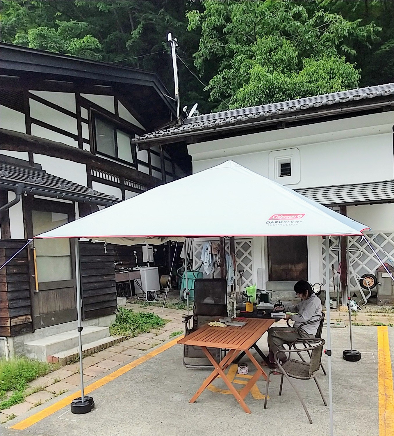 تويتر 大鹿一味唐辛子 على تويتر コロナで旅行にも行けないので 自宅の駐車場にワンタッチタープを張り 屋外に寛げる場所をつくりました 早速 本日のランチはここで メニューは大鹿一味唐辛子カレー トッピングは目玉焼き 大鹿一味唐辛子をたっぷりふって