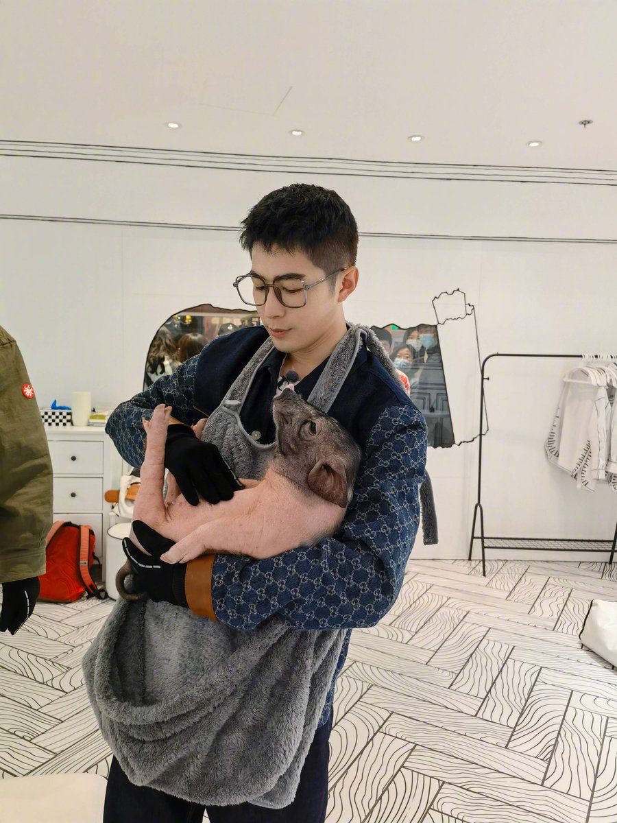 Chenxuedong_Fan's tweet photo. [2021.06.12] Chenxuedong Weibo update

我第一次被这么多猪拱，但是坦白说，有那么一瞬间馋它身子了😋

#ตงตง #เฉินเสวียตง #เฉินซิวดง #陈学冬 #cheneychen #chenxuedong #สงคราม7จอมเวทย์2 #พ่อบ้านพ่อเรือน #หวงจิ่งอวี๋ #huangjingyu #johnyhuang #做家务的男人3 #houseworkman #houseworkman https://t.co/RSfmvpZTTQ