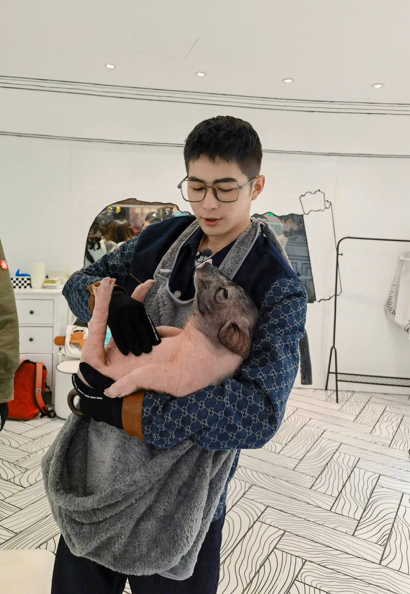 Chenxuedong_Fan's tweet photo. [2021.06.12] Chenxuedong Weibo update

我第一次被这么多猪拱，但是坦白说，有那么一瞬间馋它身子了😋

#ตงตง #เฉินเสวียตง #เฉินซิวดง #陈学冬 #cheneychen #chenxuedong #สงคราม7จอมเวทย์2 #พ่อบ้านพ่อเรือน #หวงจิ่งอวี๋ #huangjingyu #johnyhuang #做家务的男人3 #houseworkman #houseworkman https://t.co/RSfmvpZTTQ