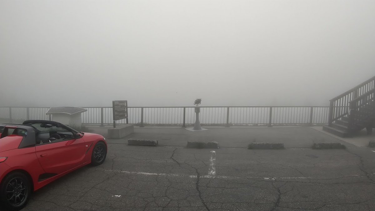 文一 昨日の富士スバルライン 富士山に雲が全くないしこれは期待と登り始めたら４合目あたりで濃霧に包まれ５合目は雲が途切れていたが頂上も下の景色も見えず残念 山の天気コワイ