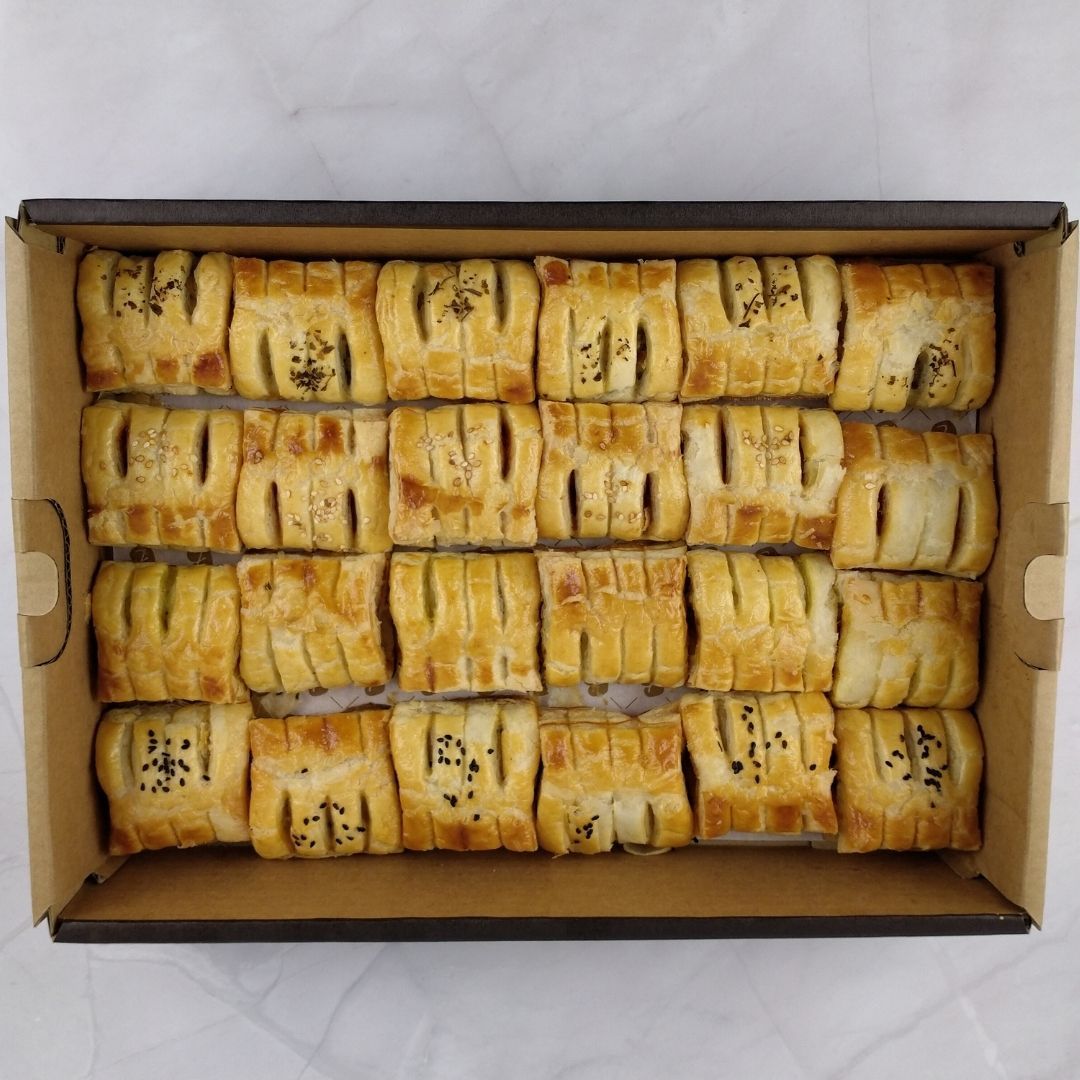 tedboybakery's tweet photo. Our #minipuff catering box serves up to 8 persons or above, standardly perfect for a family size. It is packed in an #ecofriendly food-grade tray-like box which allows you to enjoy the food without any hassle as well as presentable as gifts or small occasions at home. π‘
#tedboy https://t.co/JkfKAedICS