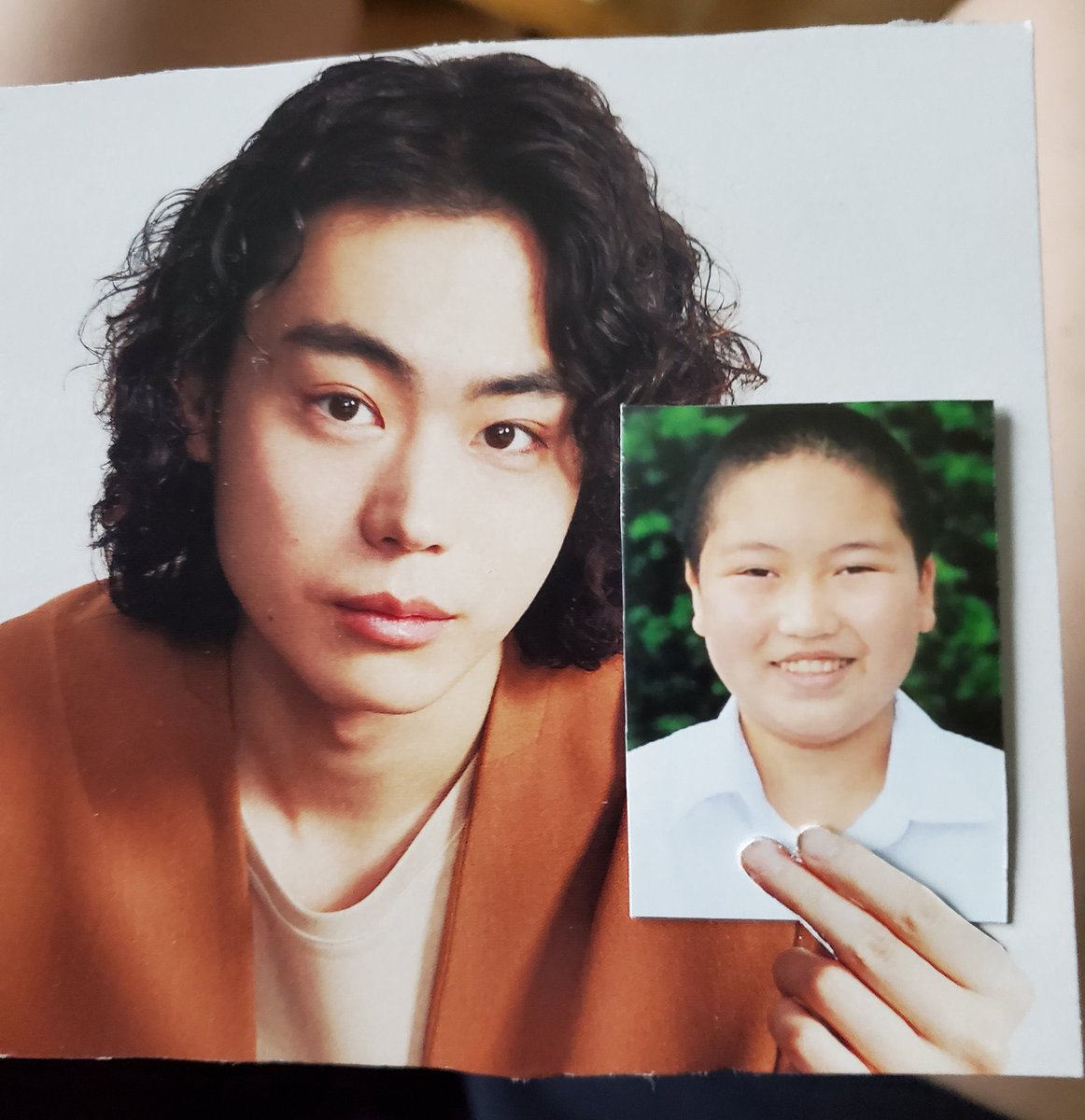 なんと菅田将暉さんが僕の卒業アルバムと一緒に写真を撮ってくださいました