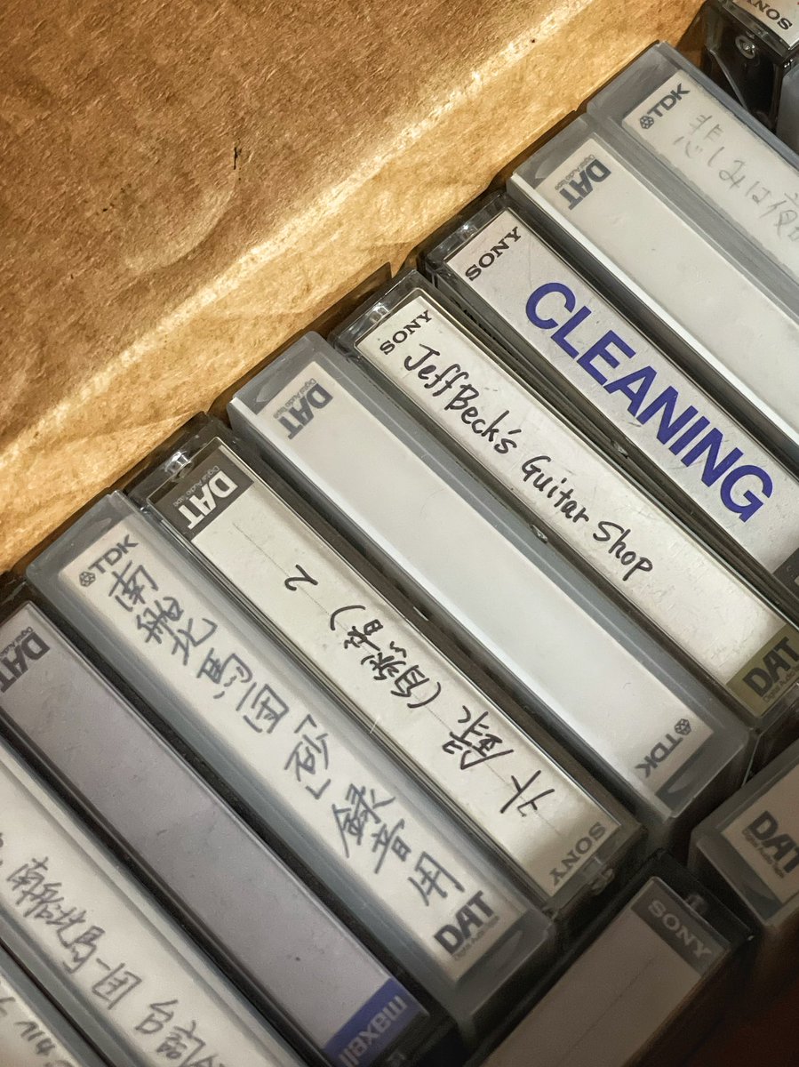 MimatsuShowTen's tweet photo. 掃除してたらDATのテープが出てきた。もう再生することが出来ないけど、、。DATって言うメディア知ってる？？#DAT #テープ #ノスタルジー https://t.co/BkGdj0hvao