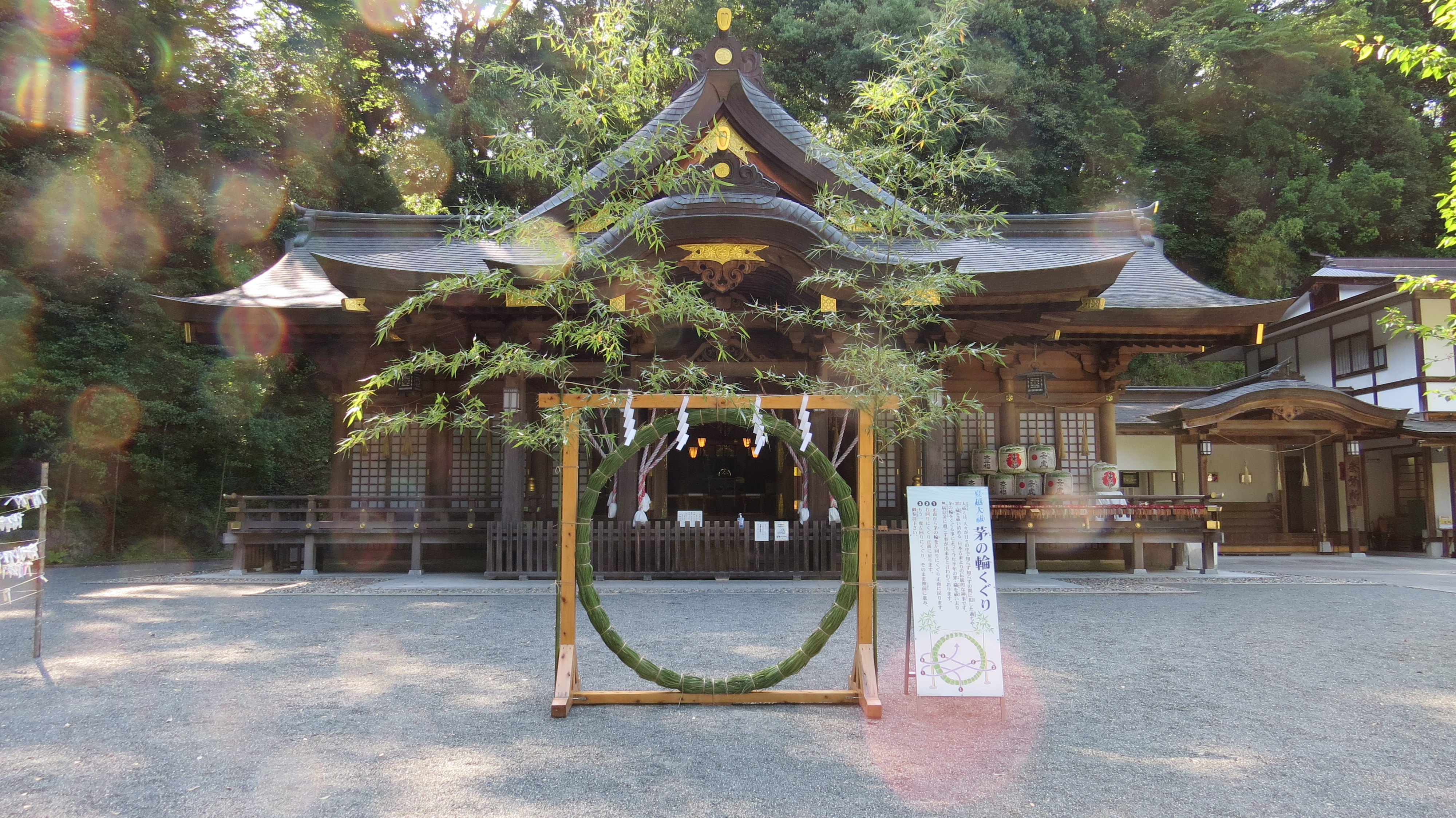 金刀比羅神社 茅の輪 夏越 祓 ６月３０日全国のお社で行われる夏越の祓 に使う茅の輪を青年会の方々と作りました この茅の輪をくぐることにより心身を清めて災厄を祓い 無病息災で暑い夏を乗り切れると言われております 金刀比羅神社では６月２８日湯立