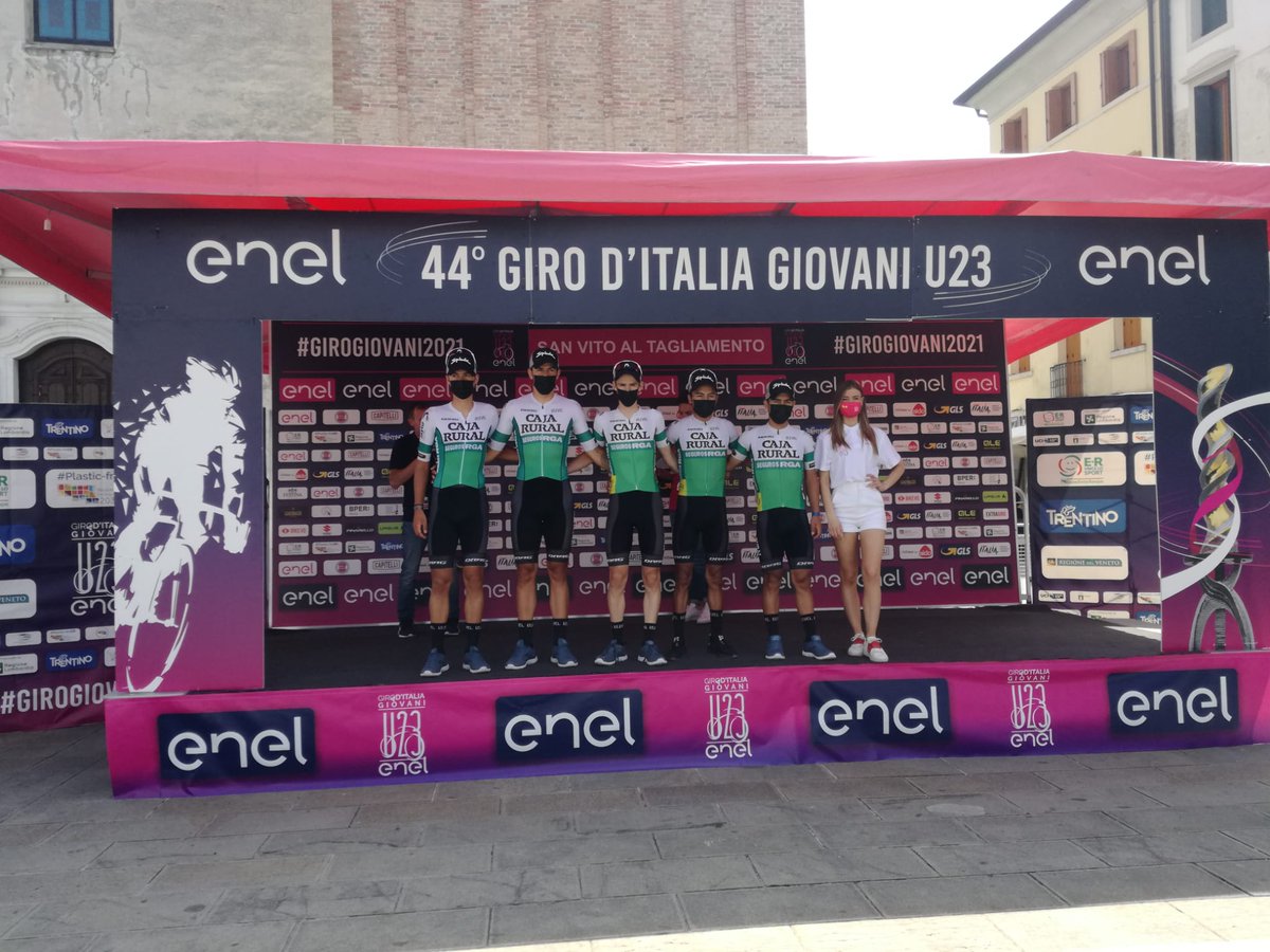 FilialCajaRural's tweet photo. 🇮🇹 #GiroGiovaniU23 Último control de firmas del Girino, antes de afrontar la etapa que nos llevará hasta Castelfranco Véneto con previsible llegada al sprint
#Súmatealverde 💚 https://t.co/mLD2RlZtrz