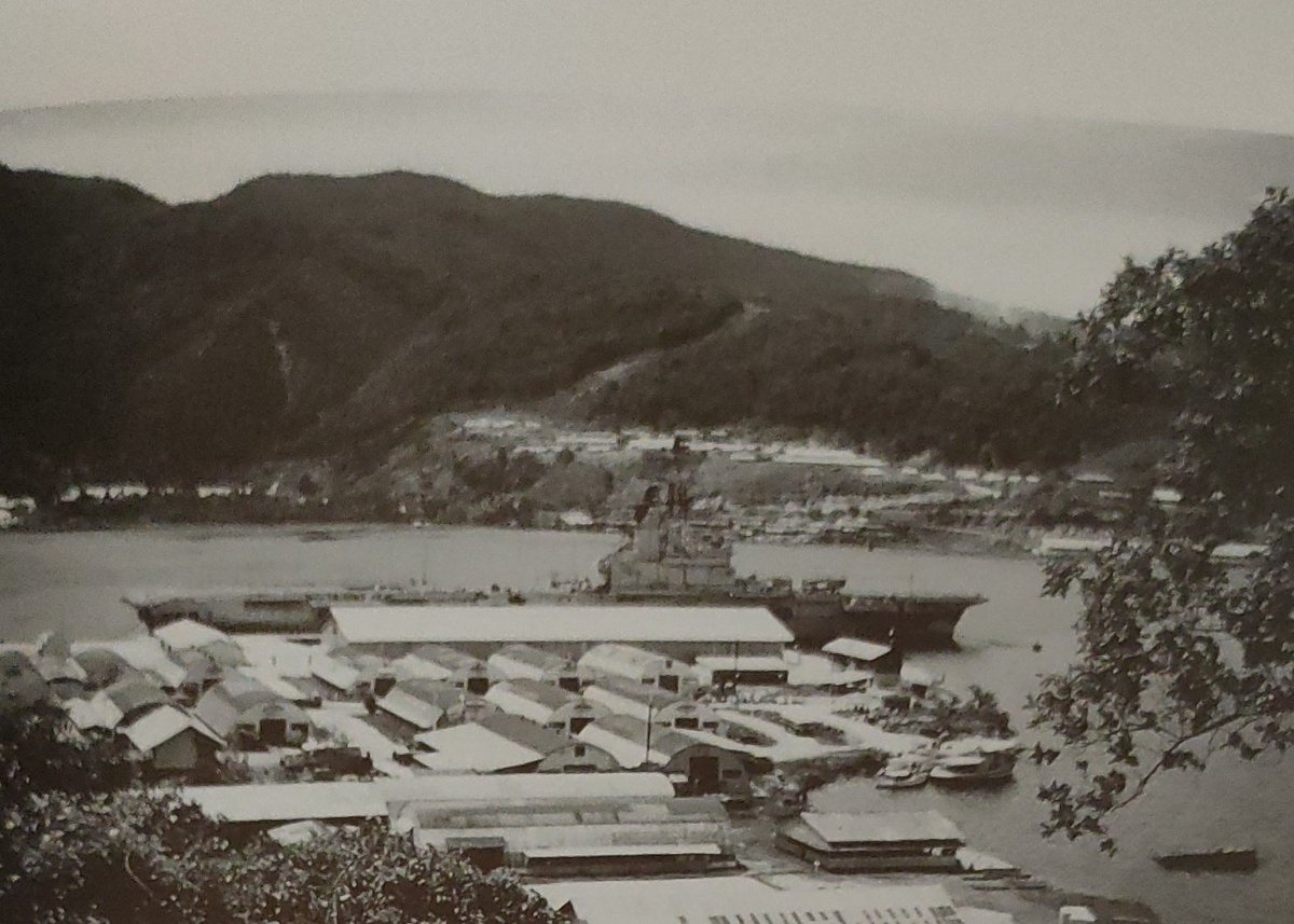 Bijschrift: Nederlands oorlogsschip bij Nieuw-Guinea (HRMS Karel Doorman)