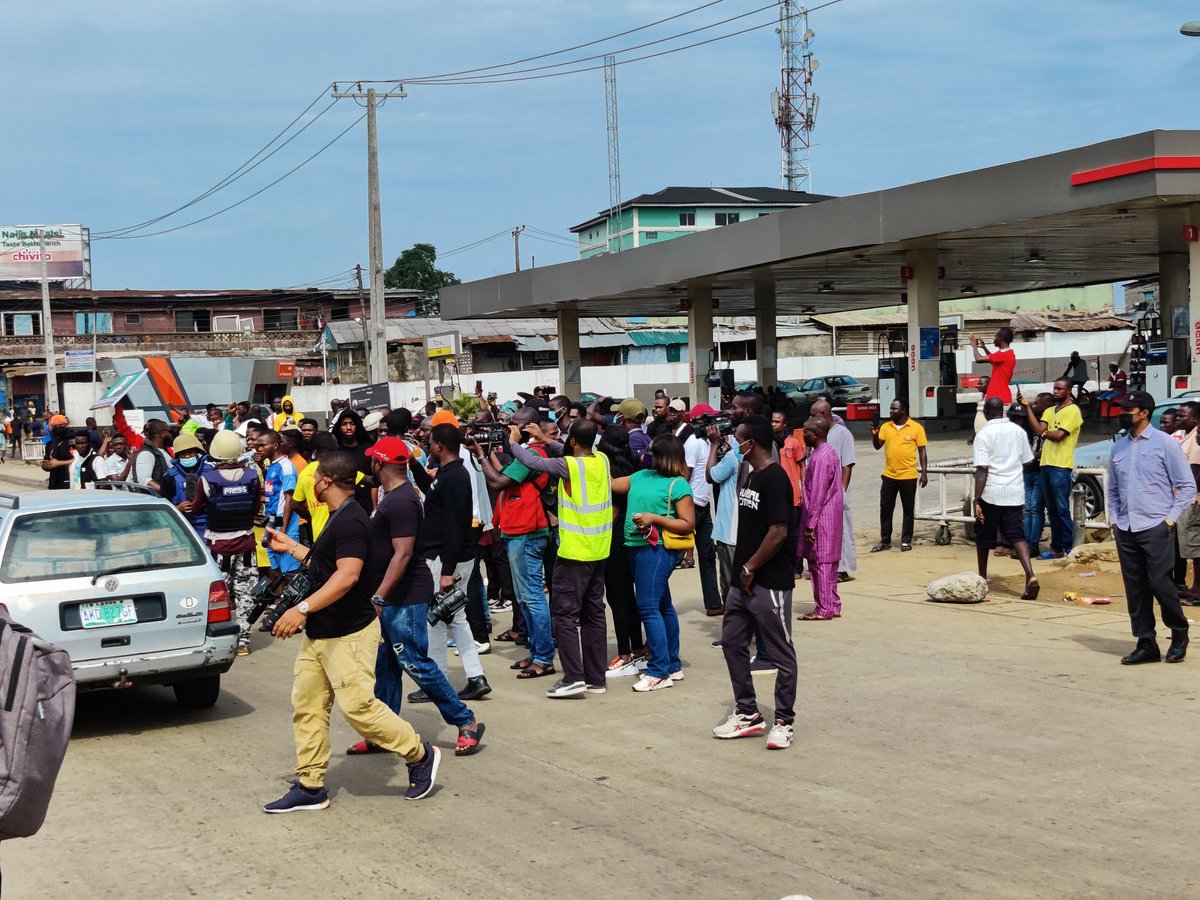 PulseNigeria247's tweet photo. The crowd at the #June12thProtest is getting bigger again. Park operators (last image) are telling protesters not to block traffic. https://t.co/BzOfnrQixq