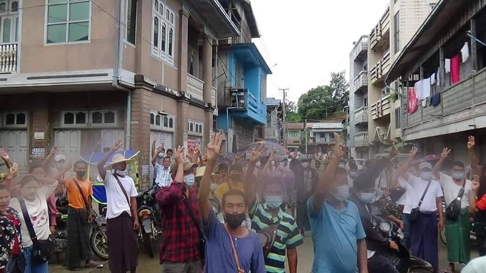 aylaTRP's tweet photo. Residents of Hpakant's Kyauk Wine organized a demonstration calling for the dictatorship to be overthrown. #June12Coup #WhatsHappeningInMyanmar  https://t.co/aXqpOip3zc