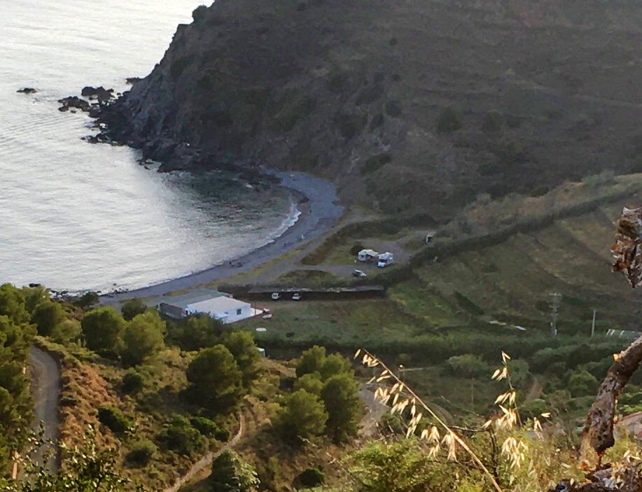 Dio_bureau's tweet photo. . @AlmunecarAyto @PoliciaAlmuneca Turismo de excelencia en el Barranco de Enmedio. Nuevo asentamiento, no hay normas para ellos. https://t.co/8M0852dHOW