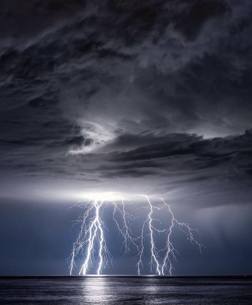picazomario's tweet image. Las tormentas eléctricas sobre el mar son las más espectaculares. A parte de no tener obstáculos que limiten su visibilidad lucen mas gracias a la luz de los rayos reflejados en el agua ⚡️🌩 esta captada por Roman Jetro en las aguas del Índico lo dice todo!