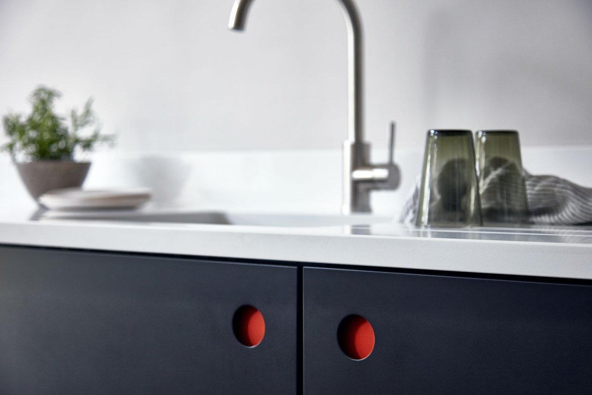 The Clarence kitchen uses Ladbroke door in our 'Blakeney Channel' paint shade with an eye-popping orange handle. Such a cool mix of colours! nakedkitchens.com/kitchens/portf… #NakedKitchens #TrulyBritishTrulyBespoke