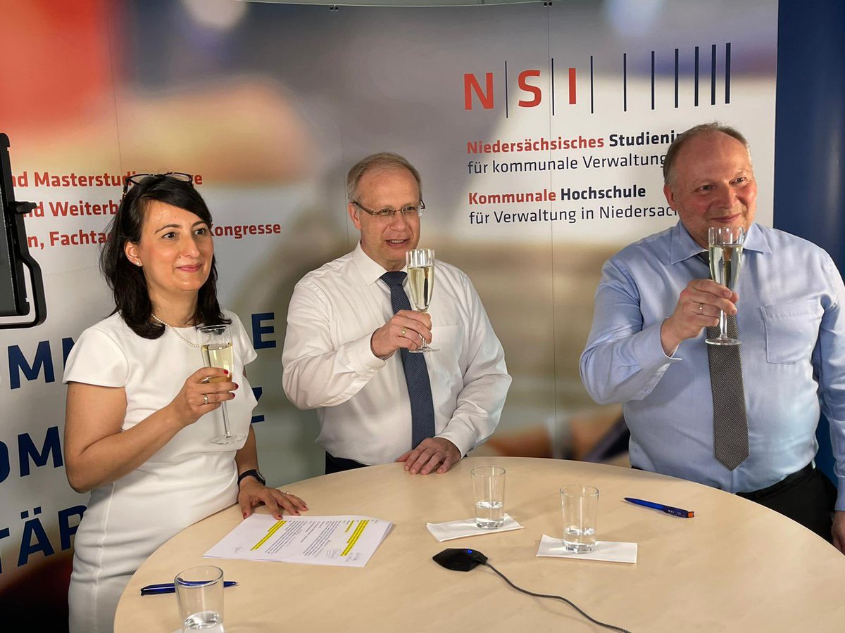 HSVNtweet's tweet photo. Erfolgreiche #Premiere der virtuellen AII-Abschlussfeier. Herzlichen #Glückwunsch allen Absolventinnen und Absolventen!
#nsi_hsvn #angestelltenlehrgang2 https://t.co/RkF1bqwJJb