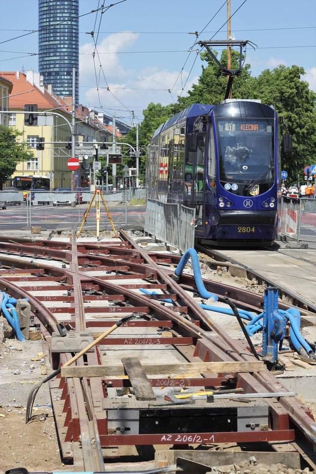 SutrykJacek's tweet photo. Dzień dobry! Nie zwalniamy z pracami na jednym z ważniejszych skrzyżowań na południu miasta! U zbiegu ul. Powstańców Śląskich i al. Hallera trwa wymiana rozjazdów i łuków tramwajowych. Prace prowadzimy bez odcinania Krzyków i Kleciny od komunikacji tramwajowej. https://t.co/X6gF8UeBkQ